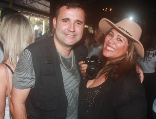 
<a style='margin-left: 5px;' class='btn btn-xs btn-social btn-facebook' href='https://www.facebook.com/sharer/sharer.php?u=https://galeramix.s01.web.getmuller.com.br/imagem/a84/800-800-90/conteudo/site_galerias/84/feijoada-do-jean-negao-galera-mix-8.jpg' rel='popup' data-width='500' data-height='400'><i class='fa fa-facebook'></i>Compartilhar <span class='hidden-xs'>no Facebook</span>
</a> 
<a class='btn btn-default btn-xs' target='_blank' href='imagem/a84/800-800-90/conteudo/site_galerias/84/feijoada-do-jean-negao-galera-mix-8.jpg'>
<span class='glyphicon glyphicon-cloud-download'></span> Salvar
</a>
