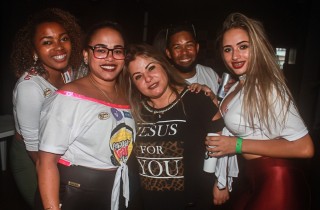 
<a style='margin-left: 5px;' class='btn btn-xs btn-social btn-facebook' href='https://www.facebook.com/sharer/sharer.php?u=https://galeramix.s01.web.getmuller.com.br/imagem/a84/800-800-90/conteudo/site_galerias/84/feijoada-do-jean-negao-galera-mix-81.jpg' rel='popup' data-width='500' data-height='400'><i class='fa fa-facebook'></i>Compartilhar <span class='hidden-xs'>no Facebook</span>
</a> 
<a class='btn btn-default btn-xs' target='_blank' href='imagem/a84/800-800-90/conteudo/site_galerias/84/feijoada-do-jean-negao-galera-mix-81.jpg'>
<span class='glyphicon glyphicon-cloud-download'></span> Salvar
</a>
