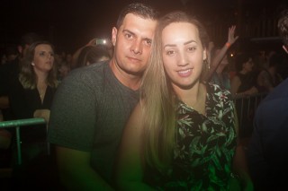 
                        <a style='margin-left: 5px;' class='btn btn-xs btn-social btn-facebook' href='https://www.facebook.com/sharer/sharer.php?u=https://galeramix.s01.web.getmuller.com.br/imagem/a86/800-800-90/conteudo/site_galerias/86/skank-petry-galera-mix-12.jpg' rel='popup' data-width='500' data-height='400'><i class='fa fa-facebook'></i>Compartilhar <span class='hidden-xs'>no Facebook</span>
                    </a> 
                    <a class='btn btn-default btn-xs' target='_blank' href='imagem/a86/800-800-90/conteudo/site_galerias/86/skank-petry-galera-mix-12.jpg'>
                        <span class='glyphicon glyphicon-cloud-download'></span> Salvar
                    </a>
                    