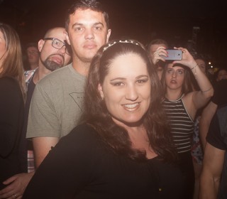 
<a style='margin-left: 5px;' class='btn btn-xs btn-social btn-facebook' href='https://www.facebook.com/sharer/sharer.php?u=https://galeramix.s01.web.getmuller.com.br/imagem/a86/800-800-90/conteudo/site_galerias/86/skank-petry-galera-mix-19.jpg' rel='popup' data-width='500' data-height='400'><i class='fa fa-facebook'></i>Compartilhar <span class='hidden-xs'>no Facebook</span>
</a> 
<a class='btn btn-default btn-xs' target='_blank' href='imagem/a86/800-800-90/conteudo/site_galerias/86/skank-petry-galera-mix-19.jpg'>
<span class='glyphicon glyphicon-cloud-download'></span> Salvar
</a>
