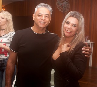 
<a style='margin-left: 5px;' class='btn btn-xs btn-social btn-facebook' href='https://www.facebook.com/sharer/sharer.php?u=https://galeramix.s01.web.getmuller.com.br/imagem/a86/800-800-90/conteudo/site_galerias/86/skank-petry-galera-mix-38.jpg' rel='popup' data-width='500' data-height='400'><i class='fa fa-facebook'></i>Compartilhar <span class='hidden-xs'>no Facebook</span>
</a> 
<a class='btn btn-default btn-xs' target='_blank' href='imagem/a86/800-800-90/conteudo/site_galerias/86/skank-petry-galera-mix-38.jpg'>
<span class='glyphicon glyphicon-cloud-download'></span> Salvar
</a>
