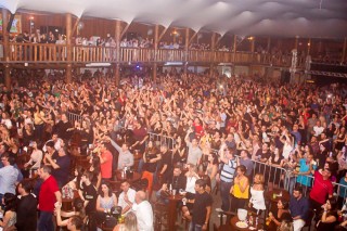 
<a style='margin-left: 5px;' class='btn btn-xs btn-social btn-facebook' href='https://www.facebook.com/sharer/sharer.php?u=https://galeramix.s01.web.getmuller.com.br/imagem/a86/800-800-90/conteudo/site_galerias/86/skank-petry-galera-mix-45.jpg' rel='popup' data-width='500' data-height='400'><i class='fa fa-facebook'></i>Compartilhar <span class='hidden-xs'>no Facebook</span>
</a> 
<a class='btn btn-default btn-xs' target='_blank' href='imagem/a86/800-800-90/conteudo/site_galerias/86/skank-petry-galera-mix-45.jpg'>
<span class='glyphicon glyphicon-cloud-download'></span> Salvar
</a>
