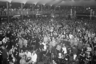 
<a style='margin-left: 5px;' class='btn btn-xs btn-social btn-facebook' href='https://www.facebook.com/sharer/sharer.php?u=https://galeramix.s01.web.getmuller.com.br/imagem/a86/800-800-90/conteudo/site_galerias/86/skank-petry-galera-mix-46.jpg' rel='popup' data-width='500' data-height='400'><i class='fa fa-facebook'></i>Compartilhar <span class='hidden-xs'>no Facebook</span>
</a> 
<a class='btn btn-default btn-xs' target='_blank' href='imagem/a86/800-800-90/conteudo/site_galerias/86/skank-petry-galera-mix-46.jpg'>
<span class='glyphicon glyphicon-cloud-download'></span> Salvar
</a>
