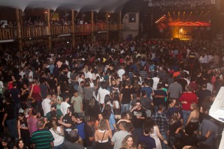 
<a style='margin-left: 5px;' class='btn btn-xs btn-social btn-facebook' href='https://www.facebook.com/sharer/sharer.php?u=https://galeramix.s01.web.getmuller.com.br/imagem/a86/800-800-90/conteudo/site_galerias/86/skank-petry-galera-mix-47.jpg' rel='popup' data-width='500' data-height='400'><i class='fa fa-facebook'></i>Compartilhar <span class='hidden-xs'>no Facebook</span>
</a> 
<a class='btn btn-default btn-xs' target='_blank' href='imagem/a86/800-800-90/conteudo/site_galerias/86/skank-petry-galera-mix-47.jpg'>
<span class='glyphicon glyphicon-cloud-download'></span> Salvar
</a>
