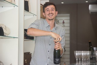 
<a style='margin-left: 5px;' class='btn btn-xs btn-social btn-facebook' href='https://www.facebook.com/sharer/sharer.php?u=https://galeramix.s01.web.getmuller.com.br/imagem/a87/800-800-90/conteudo/site_galerias/87/trend-art-tijucas-galera-mix-109.jpg' rel='popup' data-width='500' data-height='400'><i class='fa fa-facebook'></i>Compartilhar <span class='hidden-xs'>no Facebook</span>
</a> 
<a class='btn btn-default btn-xs' target='_blank' href='imagem/a87/800-800-90/conteudo/site_galerias/87/trend-art-tijucas-galera-mix-109.jpg'>
<span class='glyphicon glyphicon-cloud-download'></span> Salvar
</a>
