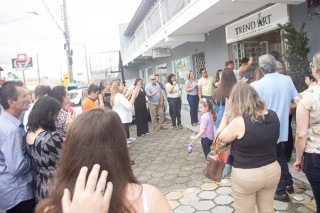 
<a style='margin-left: 5px;' class='btn btn-xs btn-social btn-facebook' href='https://www.facebook.com/sharer/sharer.php?u=https://galeramix.s01.web.getmuller.com.br/imagem/a87/800-800-90/conteudo/site_galerias/87/trend-art-tijucas-galera-mix-98.jpg' rel='popup' data-width='500' data-height='400'><i class='fa fa-facebook'></i>Compartilhar <span class='hidden-xs'>no Facebook</span>
</a> 
<a class='btn btn-default btn-xs' target='_blank' href='imagem/a87/800-800-90/conteudo/site_galerias/87/trend-art-tijucas-galera-mix-98.jpg'>
<span class='glyphicon glyphicon-cloud-download'></span> Salvar
</a>
