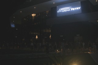 
<a style='margin-left: 5px;' class='btn btn-xs btn-social btn-facebook' href='https://www.facebook.com/sharer/sharer.php?u=https://galeramix.s01.web.getmuller.com.br/imagem/a88/800-800-90/conteudo/site_galerias/88/arena-petry-sao-jose-galera-mix-16.jpg' rel='popup' data-width='500' data-height='400'><i class='fa fa-facebook'></i>Compartilhar <span class='hidden-xs'>no Facebook</span>
</a> 
<a class='btn btn-default btn-xs' target='_blank' href='imagem/a88/800-800-90/conteudo/site_galerias/88/arena-petry-sao-jose-galera-mix-16.jpg'>
<span class='glyphicon glyphicon-cloud-download'></span> Salvar
</a>
