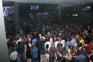 
<a style='margin-left: 5px;' class='btn btn-xs btn-social btn-facebook' href='https://www.facebook.com/sharer/sharer.php?u=https://galeramix.s01.web.getmuller.com.br/imagem/a88/800-800-90/conteudo/site_galerias/88/arena-petry-sao-jose-galera-mix-17.jpg' rel='popup' data-width='500' data-height='400'><i class='fa fa-facebook'></i>Compartilhar <span class='hidden-xs'>no Facebook</span>
</a> 
<a class='btn btn-default btn-xs' target='_blank' href='imagem/a88/800-800-90/conteudo/site_galerias/88/arena-petry-sao-jose-galera-mix-17.jpg'>
<span class='glyphicon glyphicon-cloud-download'></span> Salvar
</a>
