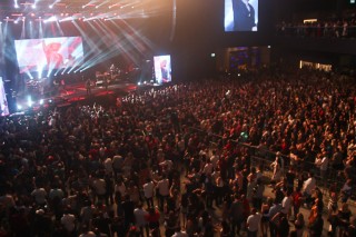 
<a style='margin-left: 5px;' class='btn btn-xs btn-social btn-facebook' href='https://www.facebook.com/sharer/sharer.php?u=https://galeramix.s01.web.getmuller.com.br/imagem/a88/800-800-90/conteudo/site_galerias/88/arena-petry-sao-jose-galera-mix-4.jpg' rel='popup' data-width='500' data-height='400'><i class='fa fa-facebook'></i>Compartilhar <span class='hidden-xs'>no Facebook</span>
</a> 
<a class='btn btn-default btn-xs' target='_blank' href='imagem/a88/800-800-90/conteudo/site_galerias/88/arena-petry-sao-jose-galera-mix-4.jpg'>
<span class='glyphicon glyphicon-cloud-download'></span> Salvar
</a>
