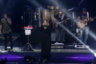 
<a style='margin-left: 5px;' class='btn btn-xs btn-social btn-facebook' href='https://www.facebook.com/sharer/sharer.php?u=https://galeramix.s01.web.getmuller.com.br/imagem/a88/800-800-90/conteudo/site_galerias/88/arena-petry-sao-jose-galera-mix-41.jpg' rel='popup' data-width='500' data-height='400'><i class='fa fa-facebook'></i>Compartilhar <span class='hidden-xs'>no Facebook</span>
</a> 
<a class='btn btn-default btn-xs' target='_blank' href='imagem/a88/800-800-90/conteudo/site_galerias/88/arena-petry-sao-jose-galera-mix-41.jpg'>
<span class='glyphicon glyphicon-cloud-download'></span> Salvar
</a>
