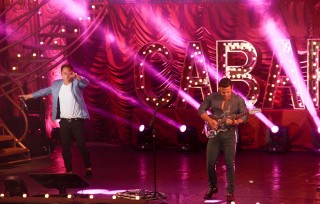 
                                    <a style='margin-left: 5px;' class='btn btn-xs btn-social btn-facebook' href='https://www.facebook.com/sharer/sharer.php?u=https://galeramix.s01.web.getmuller.com.br/imagem/a9/800-800-90/conteudo/site_galerias/9/cabare-petry-galera-mix-1.jpg' rel='popup' data-width='500' data-height='400'><i class='fa fa-facebook'></i>Compartilhar <span class='hidden-xs'>no Facebook</span>
                                </a> 
                                <a class='btn btn-default btn-xs' target='_blank' href='imagem/a9/800-800-90/conteudo/site_galerias/9/cabare-petry-galera-mix-1.jpg'>
                                    <span class='glyphicon glyphicon-cloud-download'></span> Salvar
                                </a>
                                