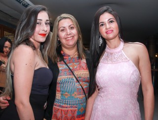 
                                <a style='margin-left: 5px;' class='btn btn-xs btn-social btn-facebook' href='https://www.facebook.com/sharer/sharer.php?u=https://galeramix.s01.web.getmuller.com.br/imagem/a9/800-800-90/conteudo/site_galerias/9/cabare-petry-galera-mix-10.jpg' rel='popup' data-width='500' data-height='400'><i class='fa fa-facebook'></i>Compartilhar <span class='hidden-xs'>no Facebook</span>
                            </a> 
                            <a class='btn btn-default btn-xs' target='_blank' href='imagem/a9/800-800-90/conteudo/site_galerias/9/cabare-petry-galera-mix-10.jpg'>
                                <span class='glyphicon glyphicon-cloud-download'></span> Salvar
                            </a>
                            