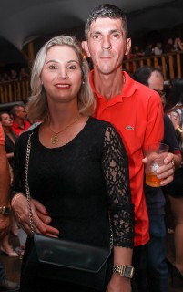 
                            <a style='margin-left: 5px;' class='btn btn-xs btn-social btn-facebook' href='https://www.facebook.com/sharer/sharer.php?u=https://galeramix.s01.web.getmuller.com.br/imagem/a9/800-800-90/conteudo/site_galerias/9/cabare-petry-galera-mix-100.jpg' rel='popup' data-width='500' data-height='400'><i class='fa fa-facebook'></i>Compartilhar <span class='hidden-xs'>no Facebook</span>
                        </a> 
                        <a class='btn btn-default btn-xs' target='_blank' href='imagem/a9/800-800-90/conteudo/site_galerias/9/cabare-petry-galera-mix-100.jpg'>
                            <span class='glyphicon glyphicon-cloud-download'></span> Salvar
                        </a>
                        