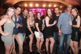 
                <a style='margin-left: 5px;' class='btn btn-xs btn-social btn-facebook' href='https://www.facebook.com/sharer/sharer.php?u=https://galeramix.s01.web.getmuller.com.br/imagem/a9/800-800-90/conteudo/site_galerias/9/cabare-petry-galera-mix-103.jpg' rel='popup' data-width='500' data-height='400'><i class='fa fa-facebook'></i>Compartilhar <span class='hidden-xs'>no Facebook</span>
            </a> 
            <a class='btn btn-default btn-xs' target='_blank' href='imagem/a9/800-800-90/conteudo/site_galerias/9/cabare-petry-galera-mix-103.jpg'>
                <span class='glyphicon glyphicon-cloud-download'></span> Salvar
            </a>
            