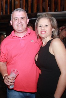 
        <a style='margin-left: 5px;' class='btn btn-xs btn-social btn-facebook' href='https://www.facebook.com/sharer/sharer.php?u=https://galeramix.s01.web.getmuller.com.br/imagem/a9/800-800-90/conteudo/site_galerias/9/cabare-petry-galera-mix-105.jpg' rel='popup' data-width='500' data-height='400'><i class='fa fa-facebook'></i>Compartilhar <span class='hidden-xs'>no Facebook</span>
    </a> 
    <a class='btn btn-default btn-xs' target='_blank' href='imagem/a9/800-800-90/conteudo/site_galerias/9/cabare-petry-galera-mix-105.jpg'>
        <span class='glyphicon glyphicon-cloud-download'></span> Salvar
    </a>
    