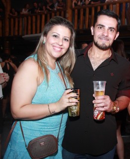 
    <a style='margin-left: 5px;' class='btn btn-xs btn-social btn-facebook' href='https://www.facebook.com/sharer/sharer.php?u=https://galeramix.s01.web.getmuller.com.br/imagem/a9/800-800-90/conteudo/site_galerias/9/cabare-petry-galera-mix-106.jpg' rel='popup' data-width='500' data-height='400'><i class='fa fa-facebook'></i>Compartilhar <span class='hidden-xs'>no Facebook</span>
</a> 
<a class='btn btn-default btn-xs' target='_blank' href='imagem/a9/800-800-90/conteudo/site_galerias/9/cabare-petry-galera-mix-106.jpg'>
    <span class='glyphicon glyphicon-cloud-download'></span> Salvar
</a>
