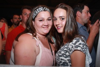 
<a style='margin-left: 5px;' class='btn btn-xs btn-social btn-facebook' href='https://www.facebook.com/sharer/sharer.php?u=https://galeramix.s01.web.getmuller.com.br/imagem/a9/800-800-90/conteudo/site_galerias/9/cabare-petry-galera-mix-107.jpg' rel='popup' data-width='500' data-height='400'><i class='fa fa-facebook'></i>Compartilhar <span class='hidden-xs'>no Facebook</span>
</a> 
<a class='btn btn-default btn-xs' target='_blank' href='imagem/a9/800-800-90/conteudo/site_galerias/9/cabare-petry-galera-mix-107.jpg'>
<span class='glyphicon glyphicon-cloud-download'></span> Salvar
</a>
