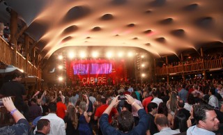 
<a style='margin-left: 5px;' class='btn btn-xs btn-social btn-facebook' href='https://www.facebook.com/sharer/sharer.php?u=https://galeramix.s01.web.getmuller.com.br/imagem/a9/800-800-90/conteudo/site_galerias/9/cabare-petry-galera-mix-108.jpg' rel='popup' data-width='500' data-height='400'><i class='fa fa-facebook'></i>Compartilhar <span class='hidden-xs'>no Facebook</span>
</a> 
<a class='btn btn-default btn-xs' target='_blank' href='imagem/a9/800-800-90/conteudo/site_galerias/9/cabare-petry-galera-mix-108.jpg'>
<span class='glyphicon glyphicon-cloud-download'></span> Salvar
</a>
