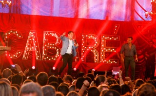 
<a style='margin-left: 5px;' class='btn btn-xs btn-social btn-facebook' href='https://www.facebook.com/sharer/sharer.php?u=https://galeramix.s01.web.getmuller.com.br/imagem/a9/800-800-90/conteudo/site_galerias/9/cabare-petry-galera-mix-109.jpg' rel='popup' data-width='500' data-height='400'><i class='fa fa-facebook'></i>Compartilhar <span class='hidden-xs'>no Facebook</span>
</a> 
<a class='btn btn-default btn-xs' target='_blank' href='imagem/a9/800-800-90/conteudo/site_galerias/9/cabare-petry-galera-mix-109.jpg'>
<span class='glyphicon glyphicon-cloud-download'></span> Salvar
</a>
