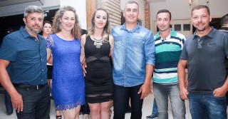 
<a style='margin-left: 5px;' class='btn btn-xs btn-social btn-facebook' href='https://www.facebook.com/sharer/sharer.php?u=https://galeramix.s01.web.getmuller.com.br/imagem/a9/800-800-90/conteudo/site_galerias/9/cabare-petry-galera-mix-11.jpg' rel='popup' data-width='500' data-height='400'><i class='fa fa-facebook'></i>Compartilhar <span class='hidden-xs'>no Facebook</span>
</a> 
<a class='btn btn-default btn-xs' target='_blank' href='imagem/a9/800-800-90/conteudo/site_galerias/9/cabare-petry-galera-mix-11.jpg'>
<span class='glyphicon glyphicon-cloud-download'></span> Salvar
</a>
