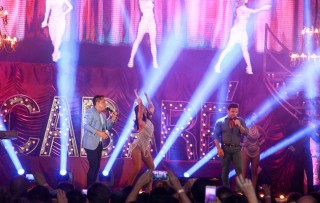 
<a style='margin-left: 5px;' class='btn btn-xs btn-social btn-facebook' href='https://www.facebook.com/sharer/sharer.php?u=https://galeramix.s01.web.getmuller.com.br/imagem/a9/800-800-90/conteudo/site_galerias/9/cabare-petry-galera-mix-111.jpg' rel='popup' data-width='500' data-height='400'><i class='fa fa-facebook'></i>Compartilhar <span class='hidden-xs'>no Facebook</span>
</a> 
<a class='btn btn-default btn-xs' target='_blank' href='imagem/a9/800-800-90/conteudo/site_galerias/9/cabare-petry-galera-mix-111.jpg'>
<span class='glyphicon glyphicon-cloud-download'></span> Salvar
</a>
