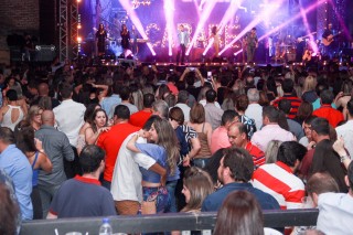 
<a style='margin-left: 5px;' class='btn btn-xs btn-social btn-facebook' href='https://www.facebook.com/sharer/sharer.php?u=https://galeramix.s01.web.getmuller.com.br/imagem/a9/800-800-90/conteudo/site_galerias/9/cabare-petry-galera-mix-112.jpg' rel='popup' data-width='500' data-height='400'><i class='fa fa-facebook'></i>Compartilhar <span class='hidden-xs'>no Facebook</span>
</a> 
<a class='btn btn-default btn-xs' target='_blank' href='imagem/a9/800-800-90/conteudo/site_galerias/9/cabare-petry-galera-mix-112.jpg'>
<span class='glyphicon glyphicon-cloud-download'></span> Salvar
</a>
