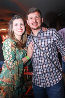 
<a style='margin-left: 5px;' class='btn btn-xs btn-social btn-facebook' href='https://www.facebook.com/sharer/sharer.php?u=https://galeramix.s01.web.getmuller.com.br/imagem/a9/800-800-90/conteudo/site_galerias/9/cabare-petry-galera-mix-117.jpg' rel='popup' data-width='500' data-height='400'><i class='fa fa-facebook'></i>Compartilhar <span class='hidden-xs'>no Facebook</span>
</a> 
<a class='btn btn-default btn-xs' target='_blank' href='imagem/a9/800-800-90/conteudo/site_galerias/9/cabare-petry-galera-mix-117.jpg'>
<span class='glyphicon glyphicon-cloud-download'></span> Salvar
</a>
