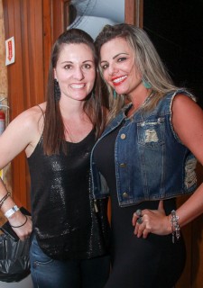 
<a style='margin-left: 5px;' class='btn btn-xs btn-social btn-facebook' href='https://www.facebook.com/sharer/sharer.php?u=https://galeramix.s01.web.getmuller.com.br/imagem/a9/800-800-90/conteudo/site_galerias/9/cabare-petry-galera-mix-120.jpg' rel='popup' data-width='500' data-height='400'><i class='fa fa-facebook'></i>Compartilhar <span class='hidden-xs'>no Facebook</span>
</a> 
<a class='btn btn-default btn-xs' target='_blank' href='imagem/a9/800-800-90/conteudo/site_galerias/9/cabare-petry-galera-mix-120.jpg'>
<span class='glyphicon glyphicon-cloud-download'></span> Salvar
</a>
