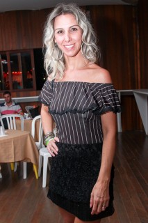 
<a style='margin-left: 5px;' class='btn btn-xs btn-social btn-facebook' href='https://www.facebook.com/sharer/sharer.php?u=https://galeramix.s01.web.getmuller.com.br/imagem/a9/800-800-90/conteudo/site_galerias/9/cabare-petry-galera-mix-121.jpg' rel='popup' data-width='500' data-height='400'><i class='fa fa-facebook'></i>Compartilhar <span class='hidden-xs'>no Facebook</span>
</a> 
<a class='btn btn-default btn-xs' target='_blank' href='imagem/a9/800-800-90/conteudo/site_galerias/9/cabare-petry-galera-mix-121.jpg'>
<span class='glyphicon glyphicon-cloud-download'></span> Salvar
</a>
