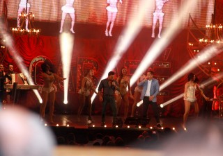 
<a style='margin-left: 5px;' class='btn btn-xs btn-social btn-facebook' href='https://www.facebook.com/sharer/sharer.php?u=https://galeramix.s01.web.getmuller.com.br/imagem/a9/800-800-90/conteudo/site_galerias/9/cabare-petry-galera-mix-123.jpg' rel='popup' data-width='500' data-height='400'><i class='fa fa-facebook'></i>Compartilhar <span class='hidden-xs'>no Facebook</span>
</a> 
<a class='btn btn-default btn-xs' target='_blank' href='imagem/a9/800-800-90/conteudo/site_galerias/9/cabare-petry-galera-mix-123.jpg'>
<span class='glyphicon glyphicon-cloud-download'></span> Salvar
</a>
