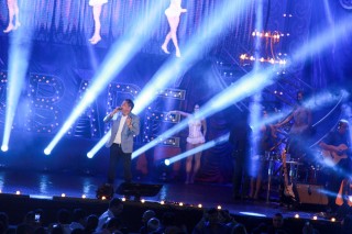 
<a style='margin-left: 5px;' class='btn btn-xs btn-social btn-facebook' href='https://www.facebook.com/sharer/sharer.php?u=https://galeramix.s01.web.getmuller.com.br/imagem/a9/800-800-90/conteudo/site_galerias/9/cabare-petry-galera-mix-124.jpg' rel='popup' data-width='500' data-height='400'><i class='fa fa-facebook'></i>Compartilhar <span class='hidden-xs'>no Facebook</span>
</a> 
<a class='btn btn-default btn-xs' target='_blank' href='imagem/a9/800-800-90/conteudo/site_galerias/9/cabare-petry-galera-mix-124.jpg'>
<span class='glyphicon glyphicon-cloud-download'></span> Salvar
</a>
