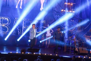 
<a style='margin-left: 5px;' class='btn btn-xs btn-social btn-facebook' href='https://www.facebook.com/sharer/sharer.php?u=https://galeramix.s01.web.getmuller.com.br/imagem/a9/800-800-90/conteudo/site_galerias/9/cabare-petry-galera-mix-125.jpg' rel='popup' data-width='500' data-height='400'><i class='fa fa-facebook'></i>Compartilhar <span class='hidden-xs'>no Facebook</span>
</a> 
<a class='btn btn-default btn-xs' target='_blank' href='imagem/a9/800-800-90/conteudo/site_galerias/9/cabare-petry-galera-mix-125.jpg'>
<span class='glyphicon glyphicon-cloud-download'></span> Salvar
</a>
