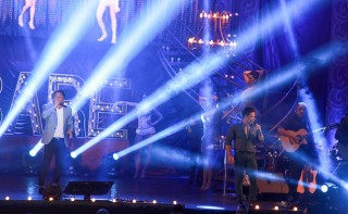 
<a style='margin-left: 5px;' class='btn btn-xs btn-social btn-facebook' href='https://www.facebook.com/sharer/sharer.php?u=https://galeramix.s01.web.getmuller.com.br/imagem/a9/800-800-90/conteudo/site_galerias/9/cabare-petry-galera-mix-126.jpg' rel='popup' data-width='500' data-height='400'><i class='fa fa-facebook'></i>Compartilhar <span class='hidden-xs'>no Facebook</span>
</a> 
<a class='btn btn-default btn-xs' target='_blank' href='imagem/a9/800-800-90/conteudo/site_galerias/9/cabare-petry-galera-mix-126.jpg'>
<span class='glyphicon glyphicon-cloud-download'></span> Salvar
</a>
