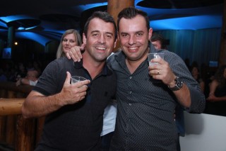 
<a style='margin-left: 5px;' class='btn btn-xs btn-social btn-facebook' href='https://www.facebook.com/sharer/sharer.php?u=https://galeramix.s01.web.getmuller.com.br/imagem/a9/800-800-90/conteudo/site_galerias/9/cabare-petry-galera-mix-129.jpg' rel='popup' data-width='500' data-height='400'><i class='fa fa-facebook'></i>Compartilhar <span class='hidden-xs'>no Facebook</span>
</a> 
<a class='btn btn-default btn-xs' target='_blank' href='imagem/a9/800-800-90/conteudo/site_galerias/9/cabare-petry-galera-mix-129.jpg'>
<span class='glyphicon glyphicon-cloud-download'></span> Salvar
</a>
