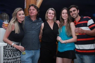 
<a style='margin-left: 5px;' class='btn btn-xs btn-social btn-facebook' href='https://www.facebook.com/sharer/sharer.php?u=https://galeramix.s01.web.getmuller.com.br/imagem/a9/800-800-90/conteudo/site_galerias/9/cabare-petry-galera-mix-130.jpg' rel='popup' data-width='500' data-height='400'><i class='fa fa-facebook'></i>Compartilhar <span class='hidden-xs'>no Facebook</span>
</a> 
<a class='btn btn-default btn-xs' target='_blank' href='imagem/a9/800-800-90/conteudo/site_galerias/9/cabare-petry-galera-mix-130.jpg'>
<span class='glyphicon glyphicon-cloud-download'></span> Salvar
</a>
