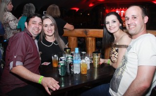 
<a style='margin-left: 5px;' class='btn btn-xs btn-social btn-facebook' href='https://www.facebook.com/sharer/sharer.php?u=https://galeramix.s01.web.getmuller.com.br/imagem/a9/800-800-90/conteudo/site_galerias/9/cabare-petry-galera-mix-138.jpg' rel='popup' data-width='500' data-height='400'><i class='fa fa-facebook'></i>Compartilhar <span class='hidden-xs'>no Facebook</span>
</a> 
<a class='btn btn-default btn-xs' target='_blank' href='imagem/a9/800-800-90/conteudo/site_galerias/9/cabare-petry-galera-mix-138.jpg'>
<span class='glyphicon glyphicon-cloud-download'></span> Salvar
</a>
