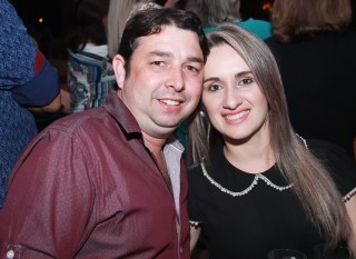 
<a style='margin-left: 5px;' class='btn btn-xs btn-social btn-facebook' href='https://www.facebook.com/sharer/sharer.php?u=https://galeramix.s01.web.getmuller.com.br/imagem/a9/800-800-90/conteudo/site_galerias/9/cabare-petry-galera-mix-139.jpg' rel='popup' data-width='500' data-height='400'><i class='fa fa-facebook'></i>Compartilhar <span class='hidden-xs'>no Facebook</span>
</a> 
<a class='btn btn-default btn-xs' target='_blank' href='imagem/a9/800-800-90/conteudo/site_galerias/9/cabare-petry-galera-mix-139.jpg'>
<span class='glyphicon glyphicon-cloud-download'></span> Salvar
</a>
