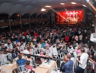 
<a style='margin-left: 5px;' class='btn btn-xs btn-social btn-facebook' href='https://www.facebook.com/sharer/sharer.php?u=https://galeramix.s01.web.getmuller.com.br/imagem/a9/800-800-90/conteudo/site_galerias/9/cabare-petry-galera-mix-143.jpg' rel='popup' data-width='500' data-height='400'><i class='fa fa-facebook'></i>Compartilhar <span class='hidden-xs'>no Facebook</span>
</a> 
<a class='btn btn-default btn-xs' target='_blank' href='imagem/a9/800-800-90/conteudo/site_galerias/9/cabare-petry-galera-mix-143.jpg'>
<span class='glyphicon glyphicon-cloud-download'></span> Salvar
</a>
