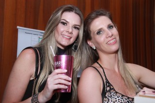 
<a style='margin-left: 5px;' class='btn btn-xs btn-social btn-facebook' href='https://www.facebook.com/sharer/sharer.php?u=https://galeramix.s01.web.getmuller.com.br/imagem/a9/800-800-90/conteudo/site_galerias/9/cabare-petry-galera-mix-145.jpg' rel='popup' data-width='500' data-height='400'><i class='fa fa-facebook'></i>Compartilhar <span class='hidden-xs'>no Facebook</span>
</a> 
<a class='btn btn-default btn-xs' target='_blank' href='imagem/a9/800-800-90/conteudo/site_galerias/9/cabare-petry-galera-mix-145.jpg'>
<span class='glyphicon glyphicon-cloud-download'></span> Salvar
</a>
