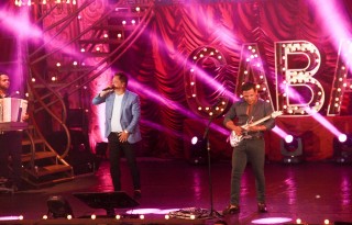 
<a style='margin-left: 5px;' class='btn btn-xs btn-social btn-facebook' href='https://www.facebook.com/sharer/sharer.php?u=https://galeramix.s01.web.getmuller.com.br/imagem/a9/800-800-90/conteudo/site_galerias/9/cabare-petry-galera-mix-147.jpg' rel='popup' data-width='500' data-height='400'><i class='fa fa-facebook'></i>Compartilhar <span class='hidden-xs'>no Facebook</span>
</a> 
<a class='btn btn-default btn-xs' target='_blank' href='imagem/a9/800-800-90/conteudo/site_galerias/9/cabare-petry-galera-mix-147.jpg'>
<span class='glyphicon glyphicon-cloud-download'></span> Salvar
</a>
