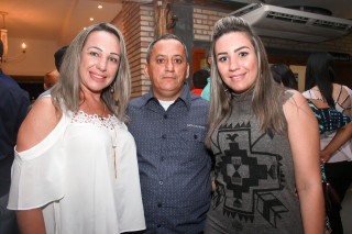 
<a style='margin-left: 5px;' class='btn btn-xs btn-social btn-facebook' href='https://www.facebook.com/sharer/sharer.php?u=https://galeramix.s01.web.getmuller.com.br/imagem/a9/800-800-90/conteudo/site_galerias/9/cabare-petry-galera-mix-17.jpg' rel='popup' data-width='500' data-height='400'><i class='fa fa-facebook'></i>Compartilhar <span class='hidden-xs'>no Facebook</span>
</a> 
<a class='btn btn-default btn-xs' target='_blank' href='imagem/a9/800-800-90/conteudo/site_galerias/9/cabare-petry-galera-mix-17.jpg'>
<span class='glyphicon glyphicon-cloud-download'></span> Salvar
</a>
