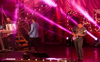 
<a style='margin-left: 5px;' class='btn btn-xs btn-social btn-facebook' href='https://www.facebook.com/sharer/sharer.php?u=https://galeramix.s01.web.getmuller.com.br/imagem/a9/800-800-90/conteudo/site_galerias/9/cabare-petry-galera-mix-2.jpg' rel='popup' data-width='500' data-height='400'><i class='fa fa-facebook'></i>Compartilhar <span class='hidden-xs'>no Facebook</span>
</a> 
<a class='btn btn-default btn-xs' target='_blank' href='imagem/a9/800-800-90/conteudo/site_galerias/9/cabare-petry-galera-mix-2.jpg'>
<span class='glyphicon glyphicon-cloud-download'></span> Salvar
</a>
