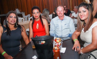 
<a style='margin-left: 5px;' class='btn btn-xs btn-social btn-facebook' href='https://www.facebook.com/sharer/sharer.php?u=https://galeramix.s01.web.getmuller.com.br/imagem/a9/800-800-90/conteudo/site_galerias/9/cabare-petry-galera-mix-22.jpg' rel='popup' data-width='500' data-height='400'><i class='fa fa-facebook'></i>Compartilhar <span class='hidden-xs'>no Facebook</span>
</a> 
<a class='btn btn-default btn-xs' target='_blank' href='imagem/a9/800-800-90/conteudo/site_galerias/9/cabare-petry-galera-mix-22.jpg'>
<span class='glyphicon glyphicon-cloud-download'></span> Salvar
</a>
