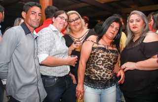 
<a style='margin-left: 5px;' class='btn btn-xs btn-social btn-facebook' href='https://www.facebook.com/sharer/sharer.php?u=https://galeramix.s01.web.getmuller.com.br/imagem/a9/800-800-90/conteudo/site_galerias/9/cabare-petry-galera-mix-29.jpg' rel='popup' data-width='500' data-height='400'><i class='fa fa-facebook'></i>Compartilhar <span class='hidden-xs'>no Facebook</span>
</a> 
<a class='btn btn-default btn-xs' target='_blank' href='imagem/a9/800-800-90/conteudo/site_galerias/9/cabare-petry-galera-mix-29.jpg'>
<span class='glyphicon glyphicon-cloud-download'></span> Salvar
</a>
