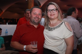 
<a style='margin-left: 5px;' class='btn btn-xs btn-social btn-facebook' href='https://www.facebook.com/sharer/sharer.php?u=https://galeramix.s01.web.getmuller.com.br/imagem/a9/800-800-90/conteudo/site_galerias/9/cabare-petry-galera-mix-3.jpg' rel='popup' data-width='500' data-height='400'><i class='fa fa-facebook'></i>Compartilhar <span class='hidden-xs'>no Facebook</span>
</a> 
<a class='btn btn-default btn-xs' target='_blank' href='imagem/a9/800-800-90/conteudo/site_galerias/9/cabare-petry-galera-mix-3.jpg'>
<span class='glyphicon glyphicon-cloud-download'></span> Salvar
</a>
