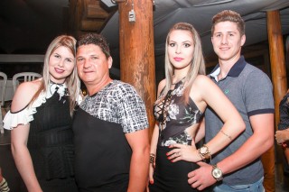 
<a style='margin-left: 5px;' class='btn btn-xs btn-social btn-facebook' href='https://www.facebook.com/sharer/sharer.php?u=https://galeramix.s01.web.getmuller.com.br/imagem/a9/800-800-90/conteudo/site_galerias/9/cabare-petry-galera-mix-37.jpg' rel='popup' data-width='500' data-height='400'><i class='fa fa-facebook'></i>Compartilhar <span class='hidden-xs'>no Facebook</span>
</a> 
<a class='btn btn-default btn-xs' target='_blank' href='imagem/a9/800-800-90/conteudo/site_galerias/9/cabare-petry-galera-mix-37.jpg'>
<span class='glyphicon glyphicon-cloud-download'></span> Salvar
</a>
