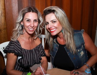 
<a style='margin-left: 5px;' class='btn btn-xs btn-social btn-facebook' href='https://www.facebook.com/sharer/sharer.php?u=https://galeramix.s01.web.getmuller.com.br/imagem/a9/800-800-90/conteudo/site_galerias/9/cabare-petry-galera-mix-59.jpg' rel='popup' data-width='500' data-height='400'><i class='fa fa-facebook'></i>Compartilhar <span class='hidden-xs'>no Facebook</span>
</a> 
<a class='btn btn-default btn-xs' target='_blank' href='imagem/a9/800-800-90/conteudo/site_galerias/9/cabare-petry-galera-mix-59.jpg'>
<span class='glyphicon glyphicon-cloud-download'></span> Salvar
</a>
