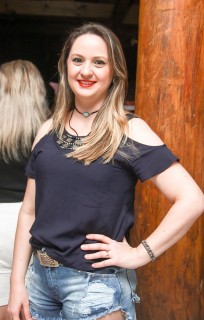 
<a style='margin-left: 5px;' class='btn btn-xs btn-social btn-facebook' href='https://www.facebook.com/sharer/sharer.php?u=https://galeramix.s01.web.getmuller.com.br/imagem/a9/800-800-90/conteudo/site_galerias/9/cabare-petry-galera-mix-6.jpg' rel='popup' data-width='500' data-height='400'><i class='fa fa-facebook'></i>Compartilhar <span class='hidden-xs'>no Facebook</span>
</a> 
<a class='btn btn-default btn-xs' target='_blank' href='imagem/a9/800-800-90/conteudo/site_galerias/9/cabare-petry-galera-mix-6.jpg'>
<span class='glyphicon glyphicon-cloud-download'></span> Salvar
</a>
