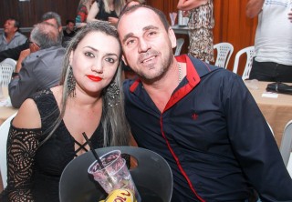 
<a style='margin-left: 5px;' class='btn btn-xs btn-social btn-facebook' href='https://www.facebook.com/sharer/sharer.php?u=https://galeramix.s01.web.getmuller.com.br/imagem/a9/800-800-90/conteudo/site_galerias/9/cabare-petry-galera-mix-61.jpg' rel='popup' data-width='500' data-height='400'><i class='fa fa-facebook'></i>Compartilhar <span class='hidden-xs'>no Facebook</span>
</a> 
<a class='btn btn-default btn-xs' target='_blank' href='imagem/a9/800-800-90/conteudo/site_galerias/9/cabare-petry-galera-mix-61.jpg'>
<span class='glyphicon glyphicon-cloud-download'></span> Salvar
</a>
