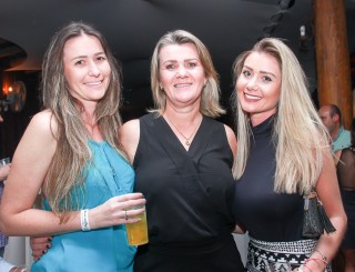 
<a style='margin-left: 5px;' class='btn btn-xs btn-social btn-facebook' href='https://www.facebook.com/sharer/sharer.php?u=https://galeramix.s01.web.getmuller.com.br/imagem/a9/800-800-90/conteudo/site_galerias/9/cabare-petry-galera-mix-63.jpg' rel='popup' data-width='500' data-height='400'><i class='fa fa-facebook'></i>Compartilhar <span class='hidden-xs'>no Facebook</span>
</a> 
<a class='btn btn-default btn-xs' target='_blank' href='imagem/a9/800-800-90/conteudo/site_galerias/9/cabare-petry-galera-mix-63.jpg'>
<span class='glyphicon glyphicon-cloud-download'></span> Salvar
</a>
